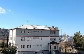 Sincik’te kaymakamlığın ve okulun çatısı uçtu