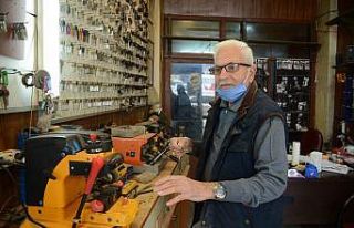 Sinoplu 80’lik çilingir gençlere taş çıkartıyor