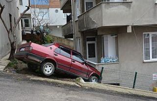 Sinop’ta park halindeki otomobil evin balkonuna...