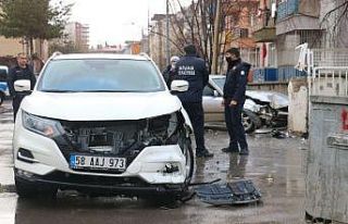 Sivas’ta iki otomobil çarpıştı: 2 yaralı