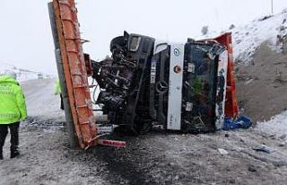 Sivas’ta kar kürüme aracı devrildi: 2 yaralı