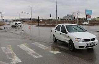 Sivas’ta otomobiller kavşakta çarpıştı: 2 çocuk...