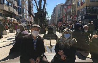 Sokağa çıkan 65 yaş üzeri yaşlıların keyfi...