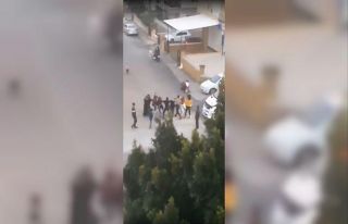 Sokağa çıkma kısıtlamasında saç saça baş...