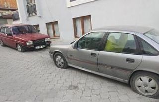 Sokağa girip araçların lastiklerini kestiler