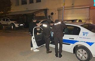 Sokak arasında sürekli yürüyüş yapan gençten...