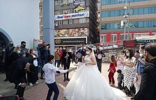 Sokak ortasında düğün yaptılar