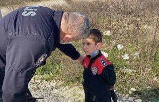 Sokakta olay olduğunu sanan minik, polis kıyafeti...