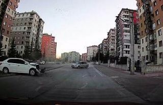 Sokaktan çıkan otomobilin caddedeki otomobile çarpma...
