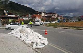 Söke’de ola savrulan çuvallar tehlike oluşturdu