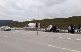 Su kanalına giren otomobil takla attı: 1 yaralı