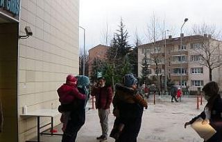 Su yerine tiner içen ikizler hastanelik oldu