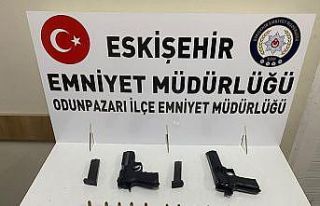 Suç makinasının aracından 2 tane tabanca ele geçirildi