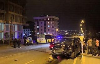 Sultanbeyli’de İETT otobüsü ile otomobil çarpıştı:...