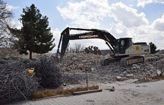 Sultansuyu Harası’nda depremde hasar gören binanın...