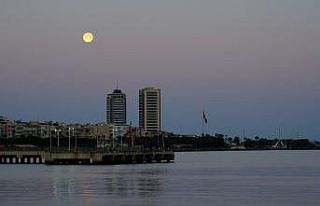 ’Süper Ay’ın batışı kartpostallık görüntüler...