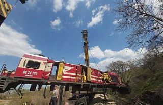 Susurluk’ta meydana gelen tren kazasında devrilen...