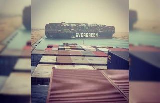 Süveyş Kanalı’nda dev konteyner gemisi karaya...