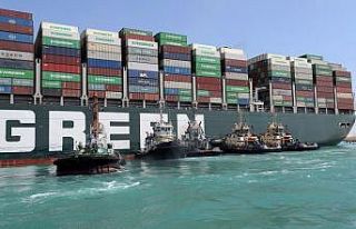 Süveyş Kanalı’nı tıkayan gemi kısmen hareket...