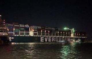 Süveyş Kanalı’nı tıkayan geminin hareket etmesi...