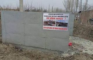 Tahliye kanalına dökülen çöplerin önüne geçmek...