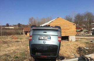 Takla atan kamyonetten yaralı kurtuldular