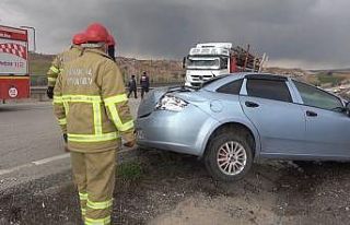 Takla atan otomobilden anne-oğul yara almadan kurtuldu