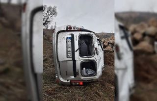 Takla atan otomobilden hafif sıyrıklarla atlattı