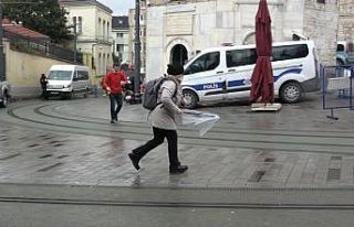 Taksim’de şiddetli rüzgar vatandaşlara zor anlar...