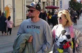 Taksim’de turistler maske ve sosyal mesafe kuralını...