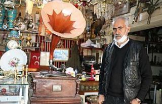 Tarihi gramofonlar antikacıların baş köşesini...