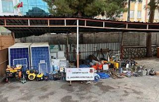 Tarım arazilerinden güneş panellerini çalan çeteyi...