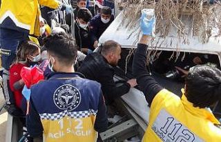 Tarım işçilerini taşıyan kamyonet bariyerlere...