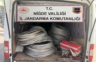 Tarladaki elektrik kablolarını çalan şahıslar...