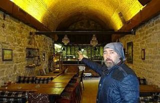 Tedbir alınmazsa tarihî çarşılı köprü yıkılma...