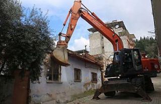 Tehlike saçan metruk bina Efeler Belediyesi tarafından...