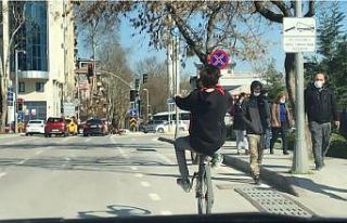 Tek teker üzerinde trafiği tehlikeye attı