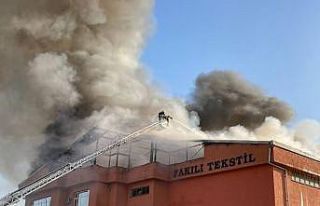 Tekstil fabrikası alevlere teslim oldu