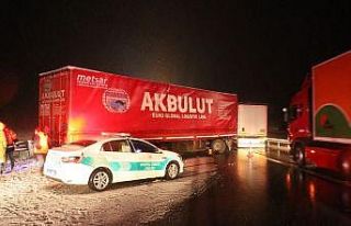 TEM’de, bariyerlere çarpan tırın sürücüsü...