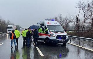 TEM’de hasta sevki yapan ambulansla otomobil çarpıştı
