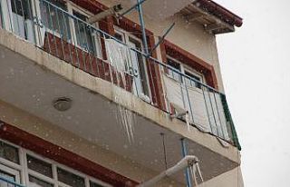 Temizlenmeyen buz sarkıtları tehlike saçıyor