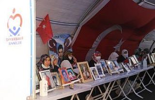 Teröristler, evladını istemek için annenin uzattığı...