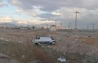 Ters dönen otomobilden 2 kişi yaralı olarak kurtuldu