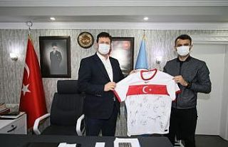 TFF hakemlerinden Başkan Soykan’a anlamlı hediye