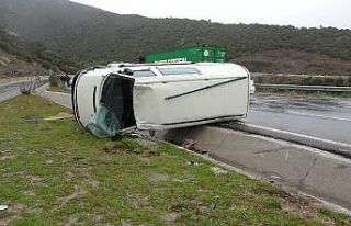 Ticari araç devrildi, biri çocuk 3 kişi yaralandı
