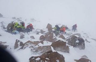 Tipiye yakalanan dağcıların zor anları