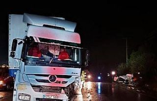 Tır ile otomobil kafa kafaya çarpıştı: 1 ölü