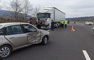 Tır ile otomobilin karıştığı kazada 2 kişi...