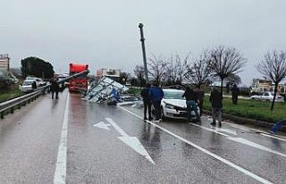 Tır tabelaları uçurdu, Bursa-Yalova yolunda trafik...