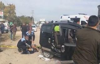 Tıra arkadan çarpan hafif ticari araç hurdaya döndü:...